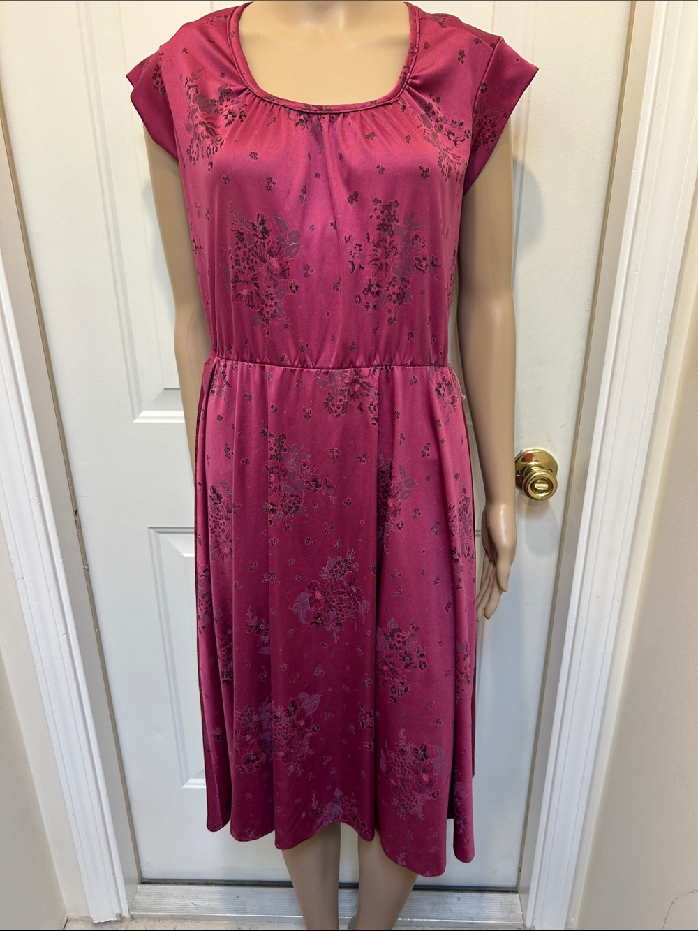 Vintage 70s 80s  Easy Midi Scoop Neck Dress in Deep Rose Floral